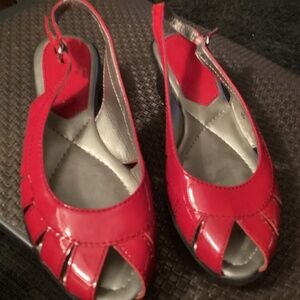 Red Bandolino Peep Toe Pump sz6. RED PATENT LEATHER 💃💃💃